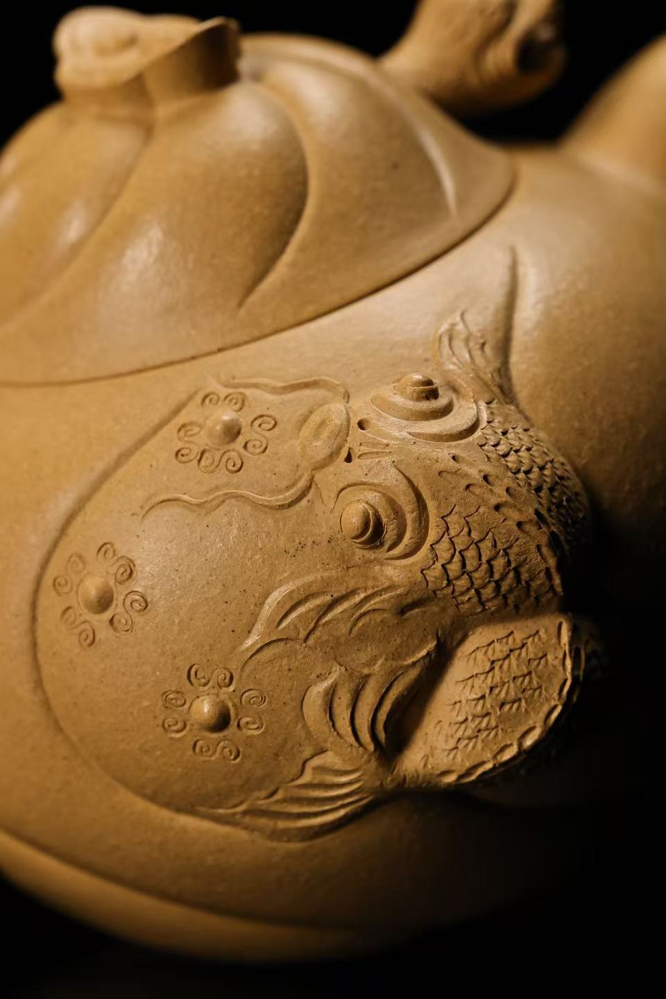 鱼化龙紫砂壶 - 全手工本山绿泥 330cc